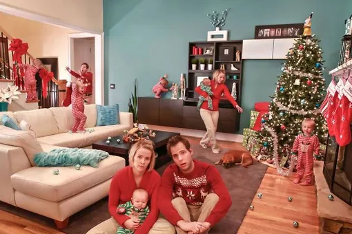 С каждым годом — всё безумнее! Семья снимает «сумасшедшие» рождественские фото
