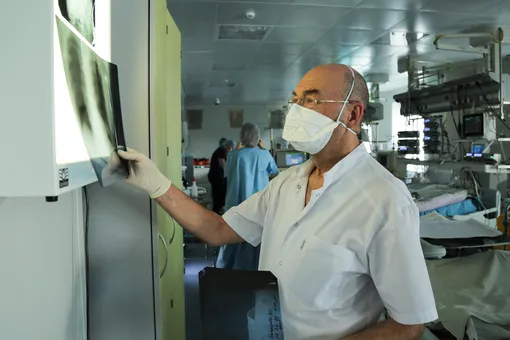 Трансплантолог Сергей Готье в операционной
