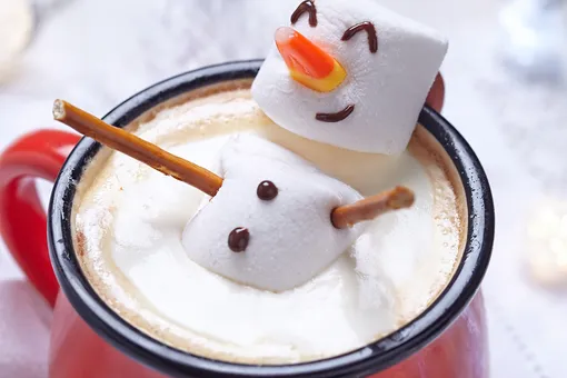 Снеговик из маршмеллоу: рецепт мокко с белым шоколадом, который согреет зимой