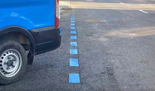 синяя разметка платной парковки