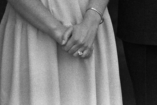 Крупный план помолвочного кольца на пальце принцессы Елизаветы