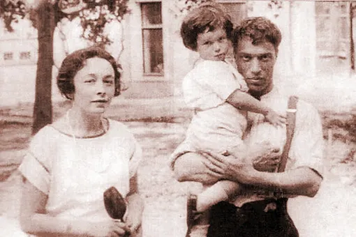 Борис Пастернак и Евгения Лурье с ребенком