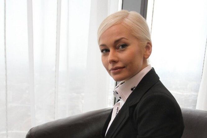 «Сексуальная и прекрасная»: 47-летняя Елена Корикова продемонстрировала фигуру в бикини