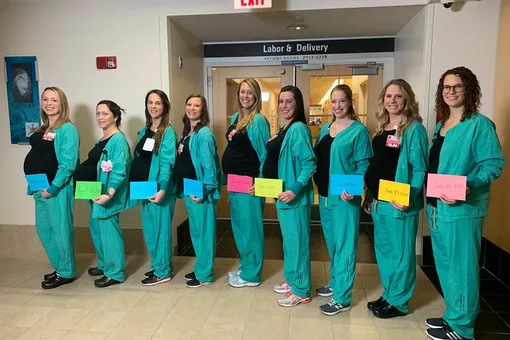 Девять медсестер, забеременевших одновременно, показали новорожденных
