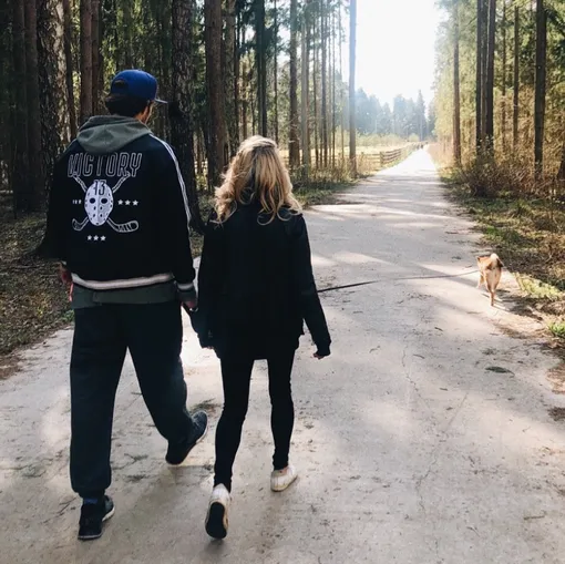 Иван Телегин и Мария Гончар гуляют по лесу