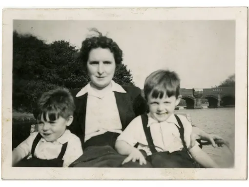 Пол Маккартни с мамой и братом