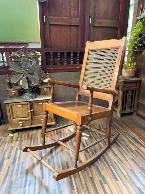 Старое кресло-качалка