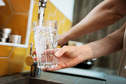 Можно пить! 5 способов очистить воду из под крана в домашних условиях
