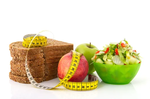 Цельнозерновой хлеб, яблоко, миска с овощами, сантиметр, как питаться на диете «Три кулака»