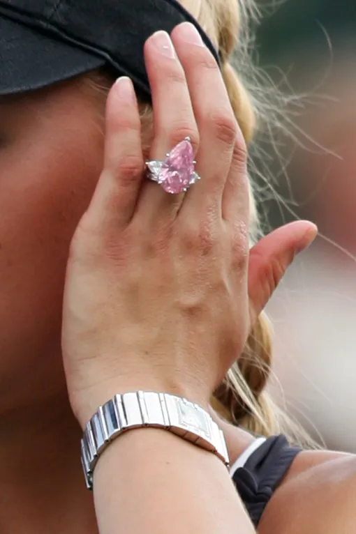 Энрике Иглесиас подарил Анне кольцо с розовым бриллиантом