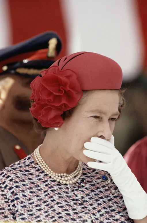 Покойную королеву тоже видели зевающей Елизавета II фото зевает