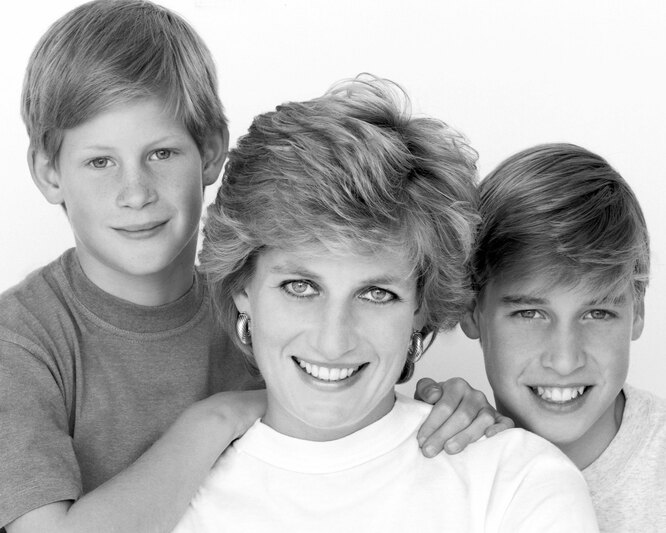 Диана, принцесса Уэльская, с сыновьями принцем Гарри и принцем Уильямом фото