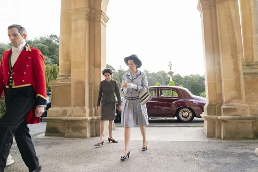 Оливия Колман в роли королевы Елизаветы II, кадр из 3 сезона сериала «Корона»