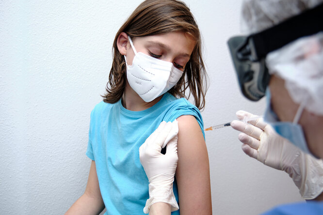 Коронавирус у подростков: какие симптомы и последствия, нужна ли прививка?