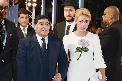 57-летний футболист Диего Марадона сделал предложение своей 28-летней возлюбленной