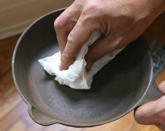 Как очистить старую чугунную посуду от нагара и ржавчины: