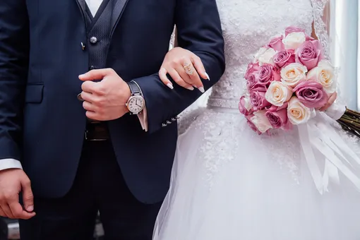 Невеста отомстила свадебному салону и разрезала 32 платья общей стоимостью млн
