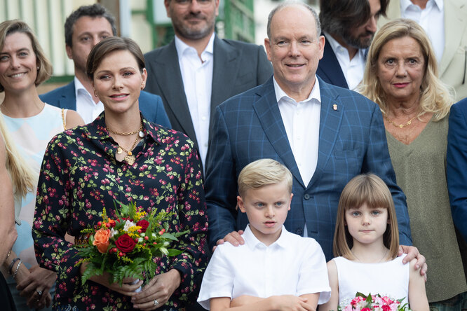 «Неискренне улыбается»: княгиня Монако с мужем появились на публике на фоне непрекращающихся слухов о разладе в семье