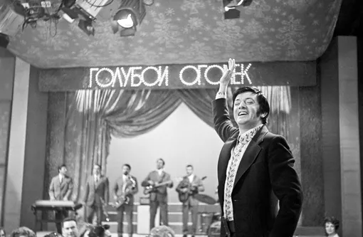 Популярный югославский певец Джордже Марьянович во время выступления на ЦТ в программе «Голубой огонек».