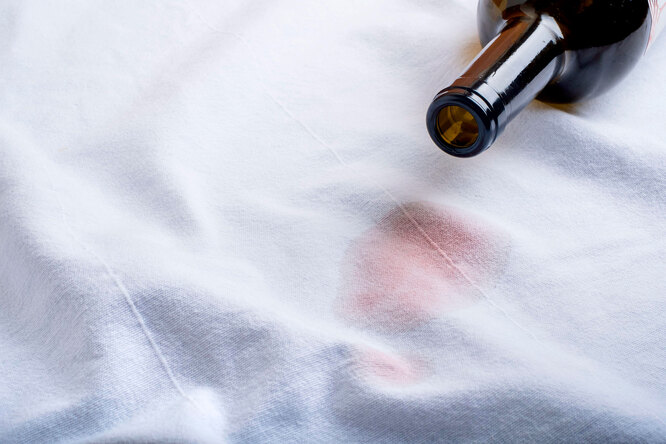 Пятна от красного вина: чем вывести быстро