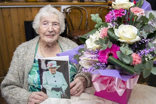 «Я видала эпидемии и похуже»: 105-летняя британка в разгар коронавируса устроила вечеринку в баре