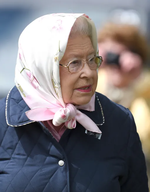 Любимый образ королевы Великобритании Елизаветы II — платок и стёгана куртка