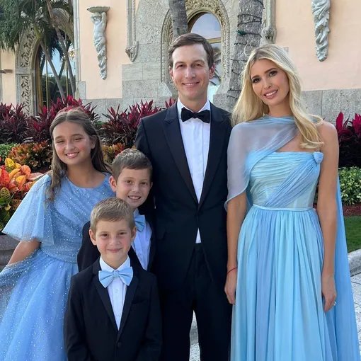 42-летняя Иванка Трамп с супругом и детьми на совместном фото