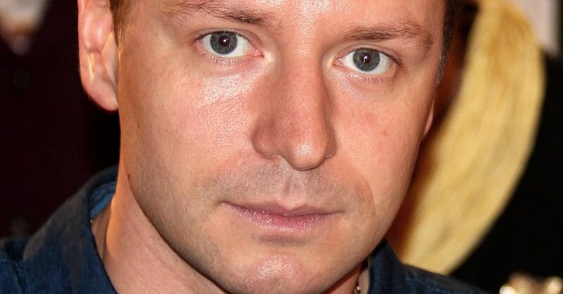 Жеребцов владимир актер фото Звезда "Склифосовского" Владимир Жеребцов показал жену и дочь