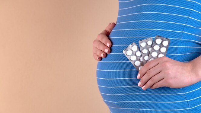 Нужно лить пить витамины беременным?