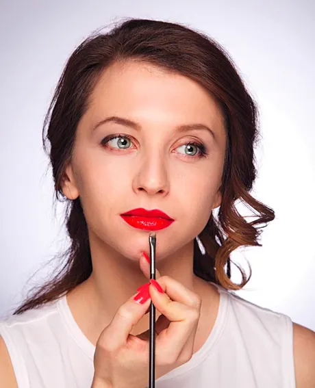 Как правильно красить губы красной помадой: мастер-класс от визажиста с фото