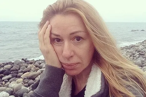 51-летняя Алена Апина показала лицо без макияжа
