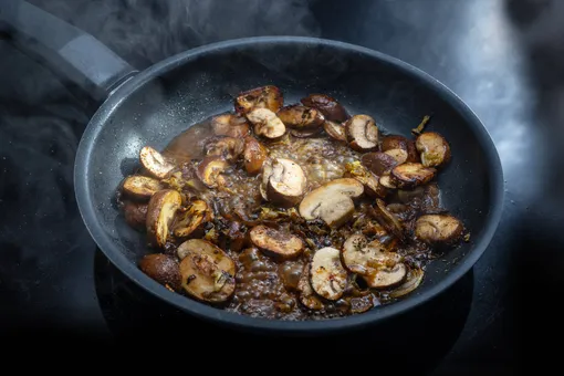Жареная картошка с лесными грибами и луком на сковороде