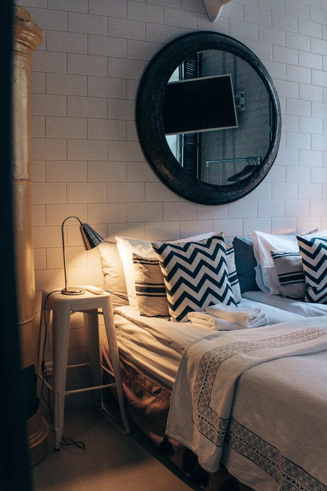 Навесные шкафы и большие зеркала: 5 идей, как увеличить маленькую спальню