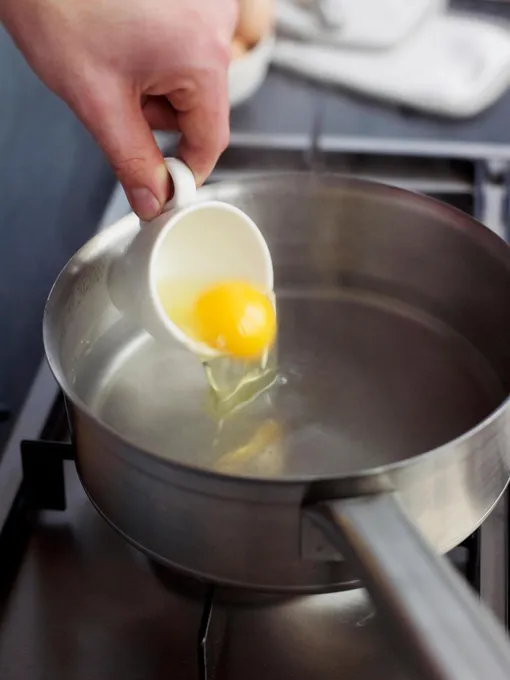 Яйцо выливают в сотейник с кипящей водой