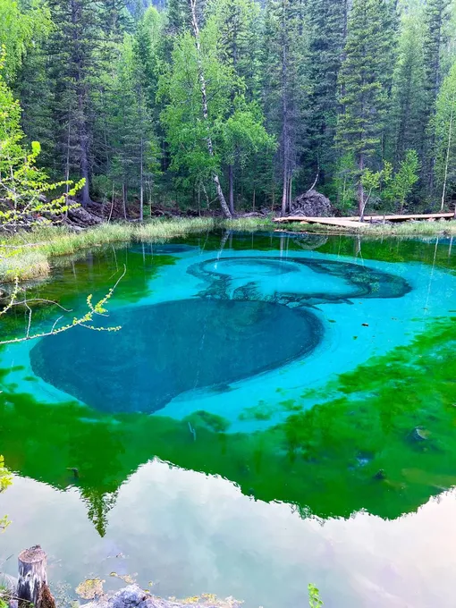 Голубое озеро меняет рисунок на поверхности воды