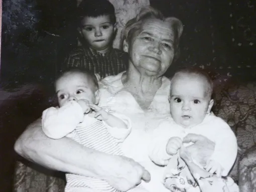 Бабушка Натальи Белоголовцевой, Оленченко Варвара, с внуками