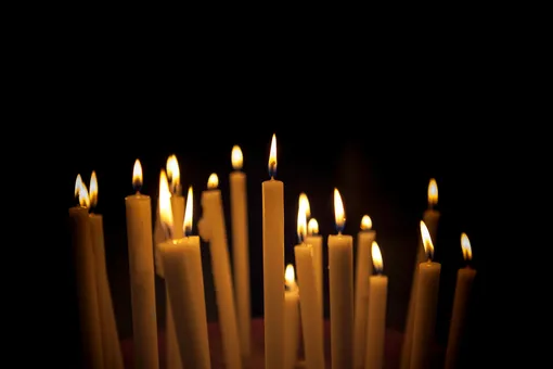 Как правильно ставить свечи в храме, к какой иконе