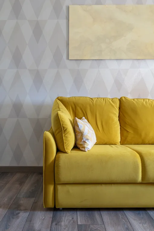 Жёлтый диван в гостиной