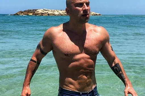 49-летний Дмитрий Нагиев поразил мускулистой фигурой в экстремально коротких шортах