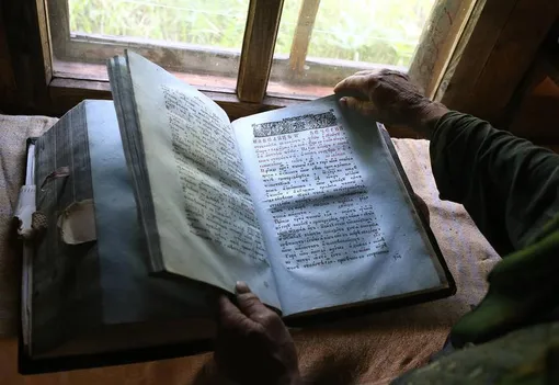 Самое ценное в семье Агафьи — святые книги. Фото: Legion-Media фото