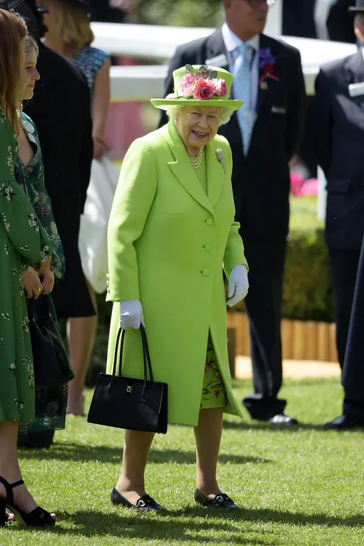 Королева Елизавета II в ярком наряде