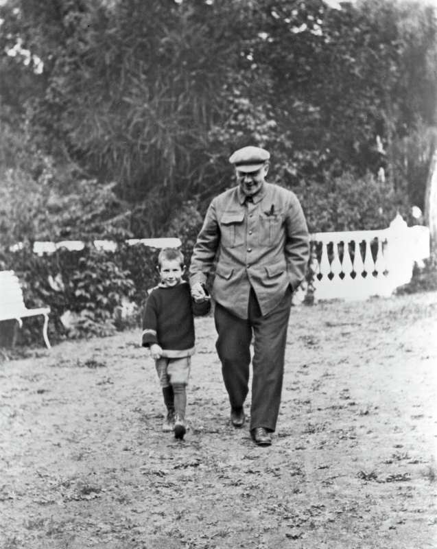 В.И.Ленин с племянником Виктором на отдыхе в Горках