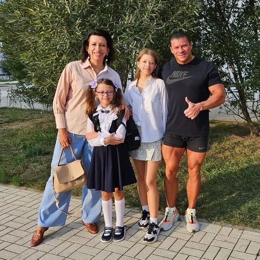 Елена Борщёва и Валерий Юшкевич с дочерьми Мартой и Умой фото