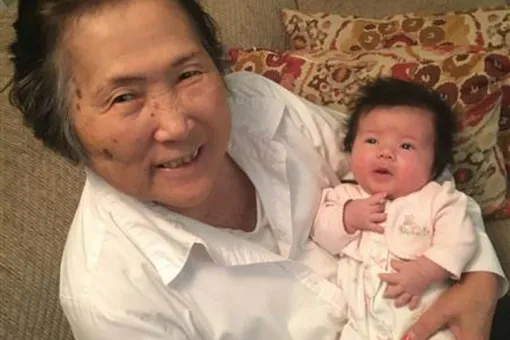 Бабушка с болезнью Альцгеймера при каждой встрече «знакомится» с новорожденной внучкой