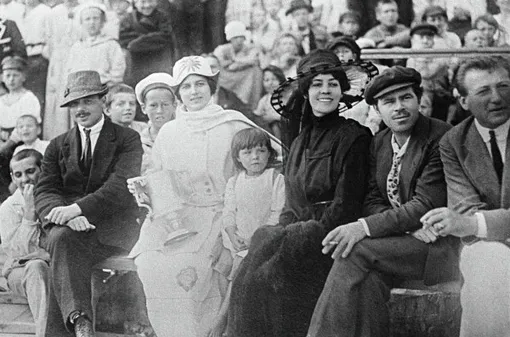 Лариса Рейснер, жена Федора Раскольникова, полномочного представителя РСФСР в Афганистане (вторая слева) с французским послом и его женой и сотрудниками российского посольства на афганском Празднике независимости. 1922.