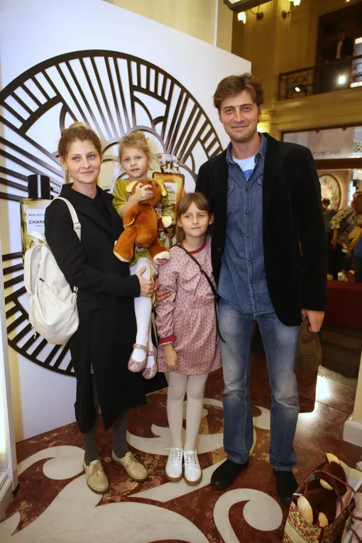 Иван Колесников с женой и детьми