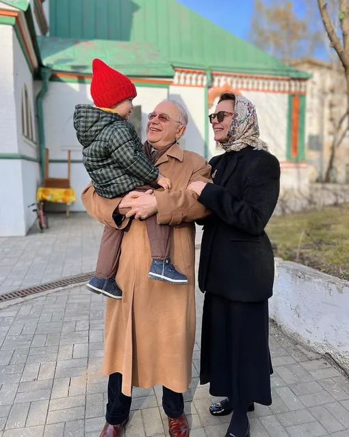 Евгений Петросян и Татьяна Брухунова с сыном Ваганом фото