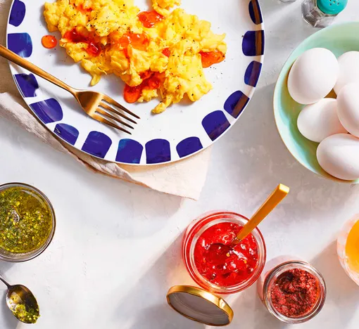 Рецепты лёгкого завтрака: каша, омлет-скрамбл, ягодная тарелка, быстрый завтрак дома с фото
