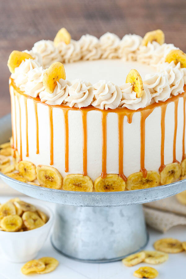 Крем чиз с бананом. Банановый торт. Украшение торта бананом. Торт с декором банан. Украшение желтого торта.