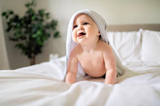 Малыш в полотенце с капюшоном